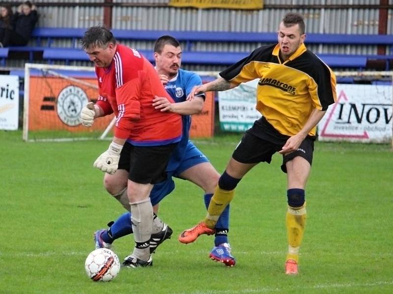 Sousedské derby v Holýšově skončilo vysokou výhrou rezervy domácího FK, která v přímém souboji o osmou příčku tabulky okresního přeboru porazila Kvíčovice 7:2.