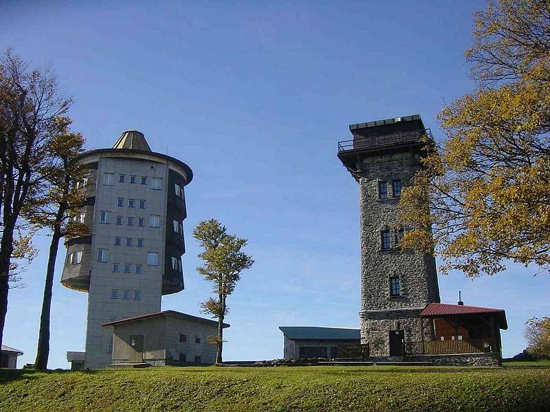 Čerchov. Obě věže - vlevo vojenská a vpravo Kurzova.