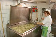 Eva Clišicová vaří pro stovky strávníků vaječnou polévku.