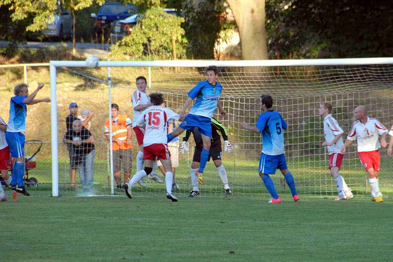 Z utkání fotbalistů FK Holýšov A a FK Horažďovice. 