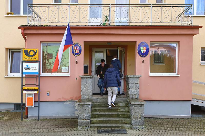 Volby prezidenta ČR se v pátek odpoledne rozběhly i v Mrákově na Domažlicku. Do volební místnosti mezi zhruba dvacítkou místních obyvatel dorazily hned po čtrnácté hodině i ženy ustrojené do tradičních chodských krojů