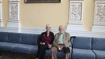 James Duncan (93) se svou manželkou na domažlické radnici.