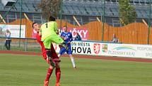 Fotbalisté FK Tachov (v červených dresech) potvrdili v sobotu roli favorita a porazili v České fotbalové lize tým Hořovicka 4:1.