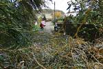 Důsledky silného větru řešili i dobrovolní hasiči z Chocomyšle a Únějovice. V Únějovicích spadla zlomená vrba na zeď bývalého mlýna a zablokovala cestu.