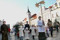 ZAČÁTEK TŘÍKRÁLOVÉHO KOLEDOVÁNÍ. V Domažlicích i tentokrát došel průvod skupinek Tří králů od klášterního kostela k arciděkanskému.