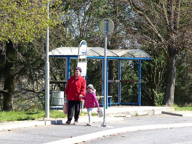 Některé označníky zastávek v Klenčí budou přemisťovat. Zastávka u základní školy.