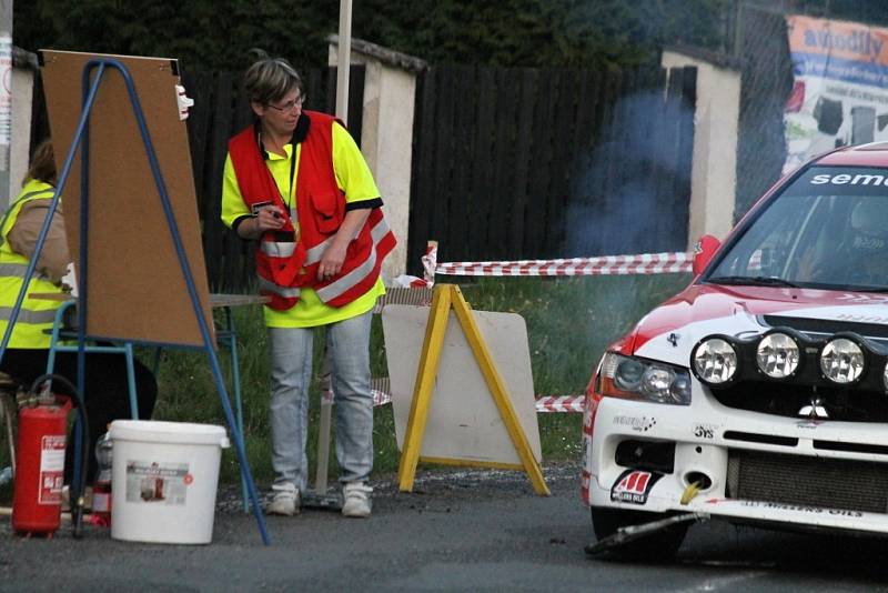 Cíl jedné rychlostní zkoušky byl opět na Hájovně u Kdyně. A vozy WRC přilákaly mnohem víc diváků než v předešlých letech. Auta diváků stála až do staré Kdyně.