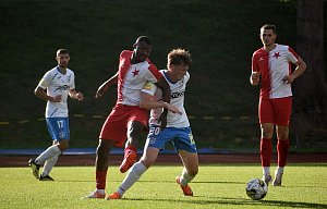 6. kolo FORTUNA ČFL A: TJ Jiskra Domažlice (na snímku fotbalisté v bílých dresech) - FC Slavia Karlovy Vary 2:2 (2:1).