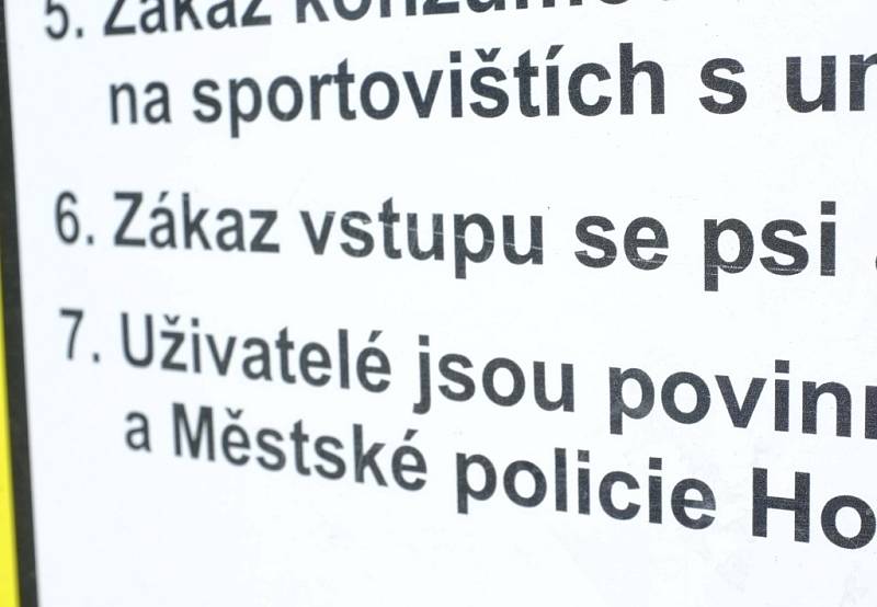 Detail tabule na Městském stadionu v Horšovském Týně.