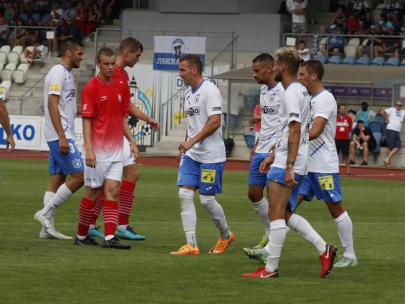 2. kolo FORTUNA ČFL: TJ Jiskra Domažlice (hráči v bílých dresech) - Povltavská Fotbalová akademie 4:1 (3:0).