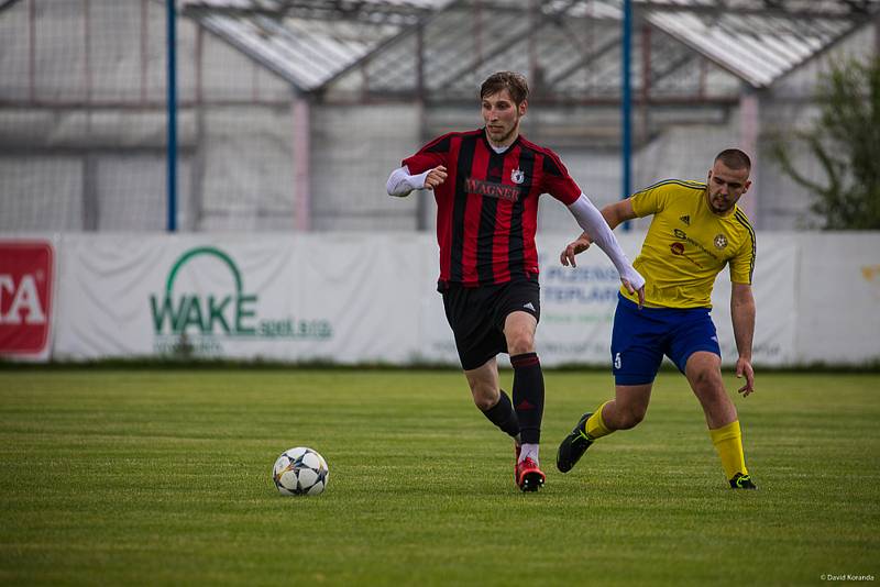 Memoriál Matěje Strejčka: Senco Doubravka (ve žlutém) - Jiskra Domažlice (v červeném) 2:3. Foto: mladisportovci.cz.