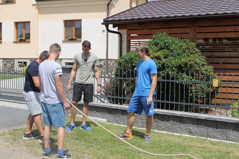 První přetahování na laně v Brnířově.