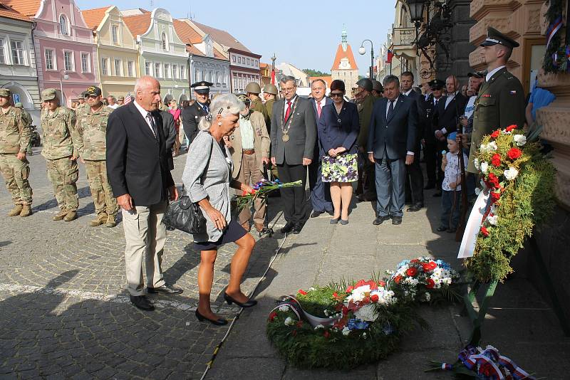 Na 73. výročí konce druhé světové války dorazil válečný veterán James Duncan (93), který Domažlice osvobozoval.