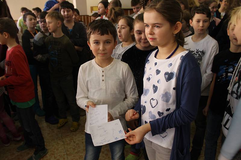 Zahraniční studenti nadchli žáky domažlické základní školy.