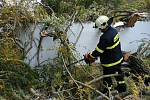 Důsledky silného větru řešili i dobrovolní hasiči z Chocomyšle a Únějovice. V Únějovicích spadla zlomená vrba na zeď bývalého mlýna a zablokovala cestu.