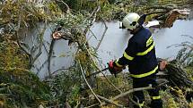 Důsledky silného větru řešili i dobrovolní hasiči z Chocomyšle a Únějovice. V Únějovicích spadla zlomená vrba na zeď bývalého mlýna a zablokovala cestu.