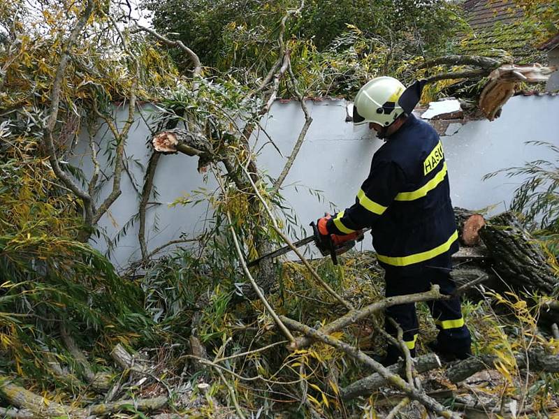 Důsledky silného větru řešili i dobrovolní hasiči z Chocomyšle a Únějovice. V Únějovicích spadla zlomená vrba na zeď bývalého mlýna a zablokovala cestu.