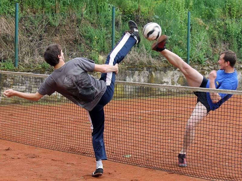 Tradiční pouťový turnaj v nohejbalu trojic v Horní Kamenici.