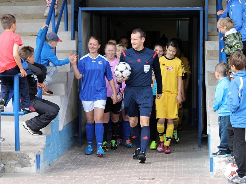 Sedmý turnaj v sezoně II. ligy starších žákyň v Domažlicích - zápas domácí Jiskry s pražskou Duklou - 1:0 (1:0).