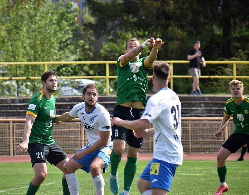 Ve 25. kole loňské sezony fotbalisté TJ Jiskra Domažlice (na snímku hráči v bílých dresech) prohráli v Sokolově 0:3. Jak utkání na Baníku dopadne tentokrát?