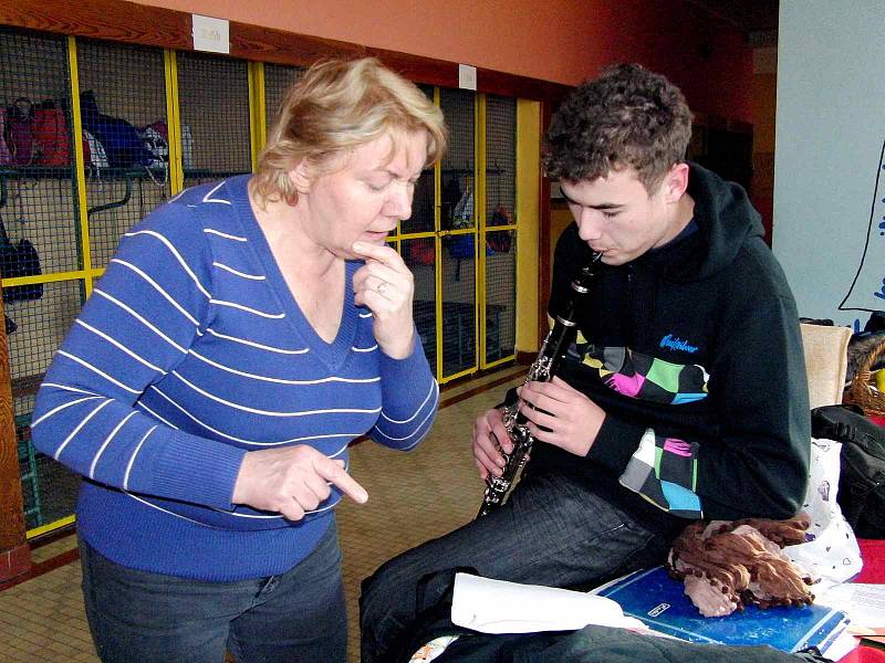 Ze zkoušky mladších i starších členů folklorního souboru Mráček.