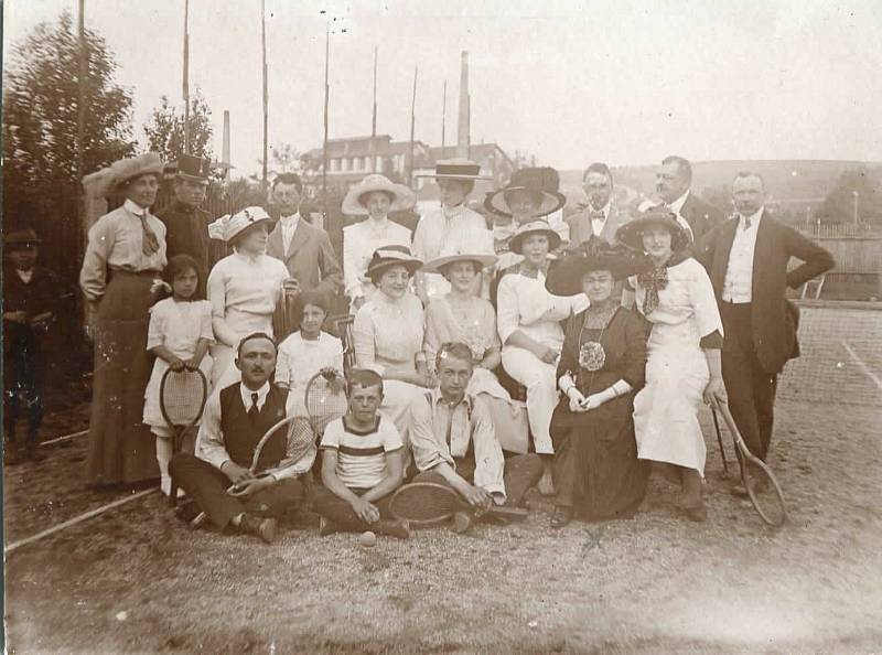 Tenisový klub na počátku 20. století v Horšovském Týně.  Foto: archiv výstavy