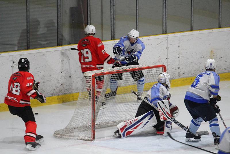 HC Domažlice (v modrobílém) - HC Čerti Ostrov (v červeném) 22:4 po třetinách 6:3, 9:1, 7:0.