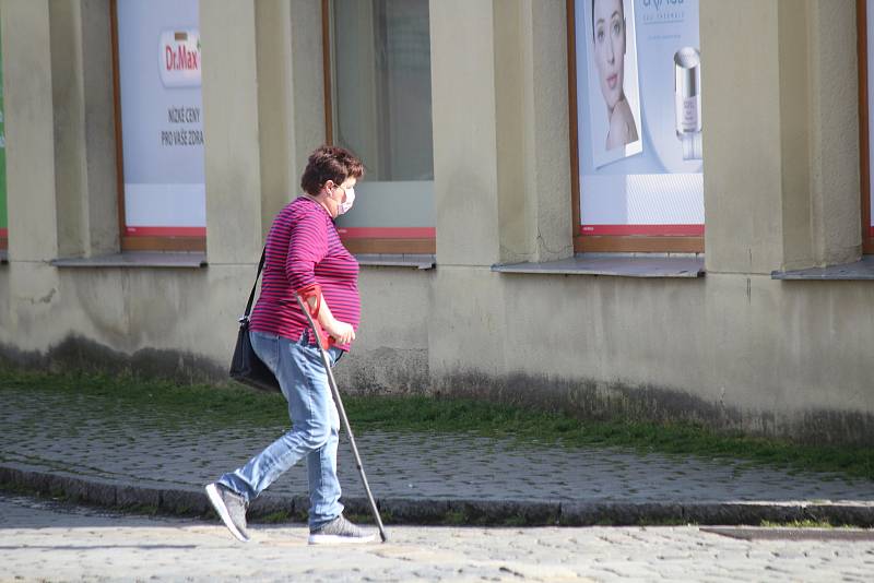 Domažlice v době karantény. Bez roušky je vidět málokdo.