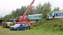 Po 14. hodině skončily u nehody dvou vlaků u Milavčí záchranářské práce a začaly vyprošťovací. Na místo přijel kolem 17. hodiny jeřáb. Ve čtvrtek má dorazit ještě další těžká technika.