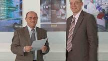 Wilden se stal členem Hospodářské komory. Předseda představenstva OHK Domažlice Ladislav Veselý (vlevo) a jednatel firmy Gerresheimer Wilden Helmut Schweiger stvrdili členství podpisem smlouvy.