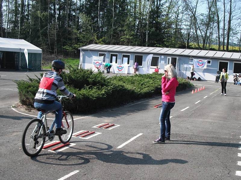 Z okresní dopravní soutěže mladých cyklistů.