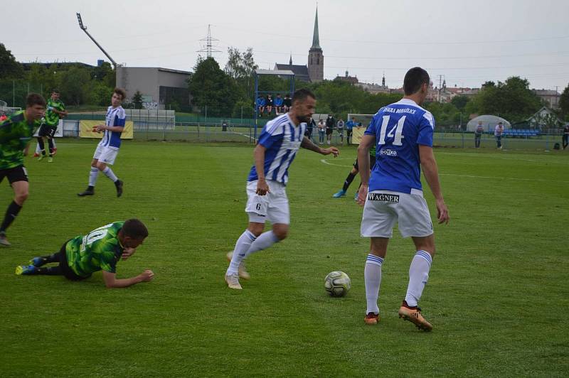 Ve svém úvodním zápase Memoriálu Matěje Strejčka vyhrála Jiskra Domažlice (v modrém) nad dorostem Viktorie Plzeň U19 6:3.
