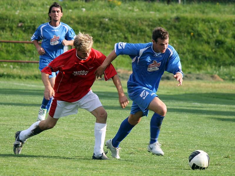 Ve šlágru úvodního kola okresního přeboru se v Chodově utkali fotbalisté domácího Tatranu se soupeřem ze ZD Meclov. 