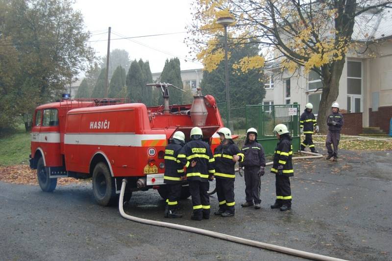 Evakuace hostouňské školy a hasičské cvičení.