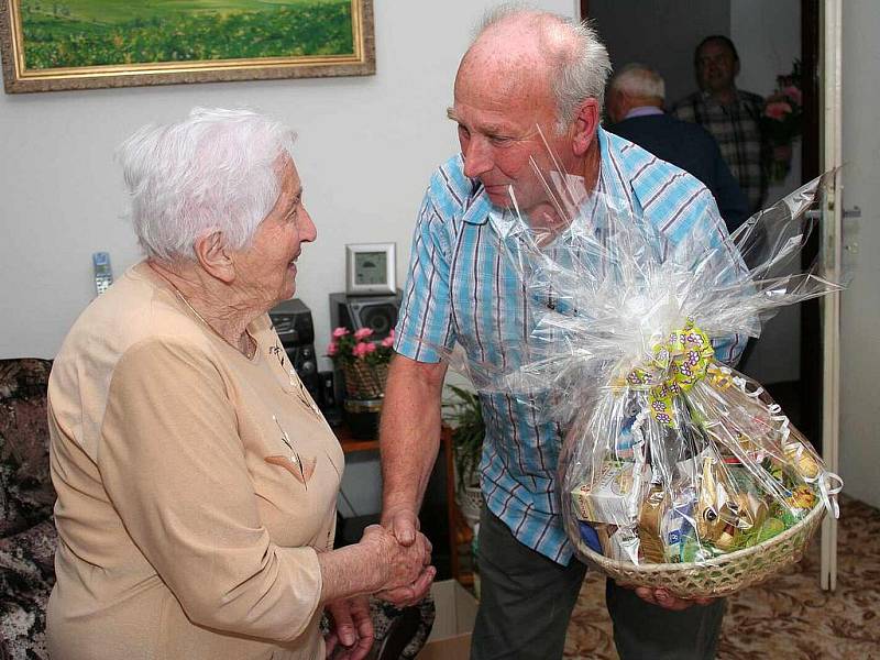 Ludmila Hollarová, občanka Chodova, oslavila úctyhodné devadesátiny. Za obec jí přijel popřát starosta Jan Etzl.