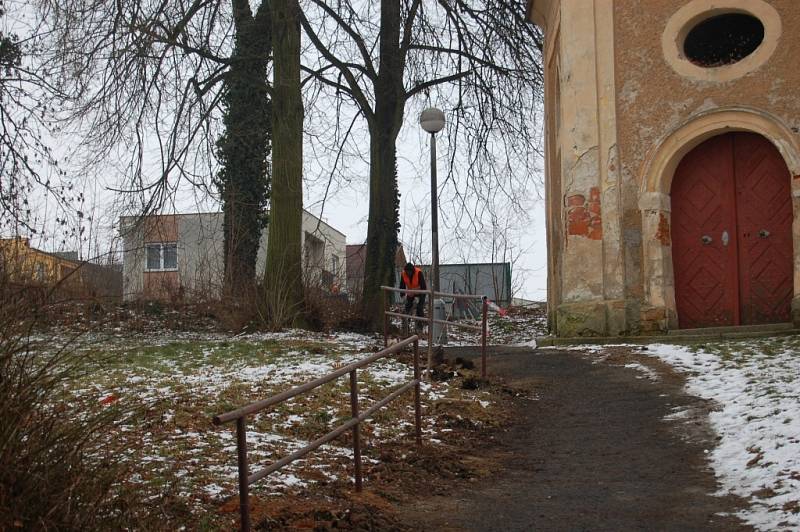 Přístup k sídlišti Šumava vede přes bývalý hřbitov.