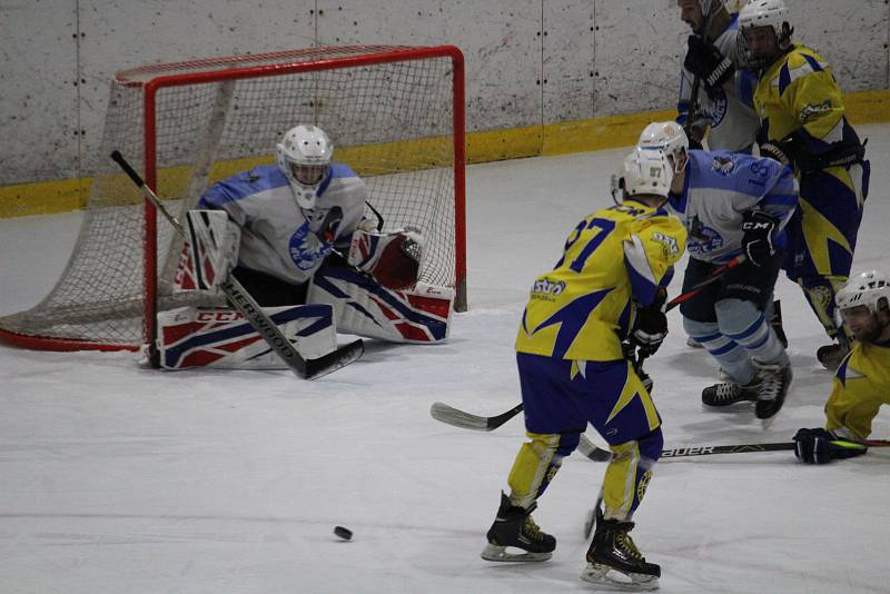 HC Domažlice (v bílomodrém) - KHL Meteor Třemošná (Ve žlutém) 8:5.