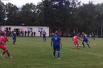 Fotbalisté Kolovče B (v červeném) budou moci v sobotu vrátit Chudenicím porážku 2:5 (viz foto) ze třetího kola Podbolfánské ligy.