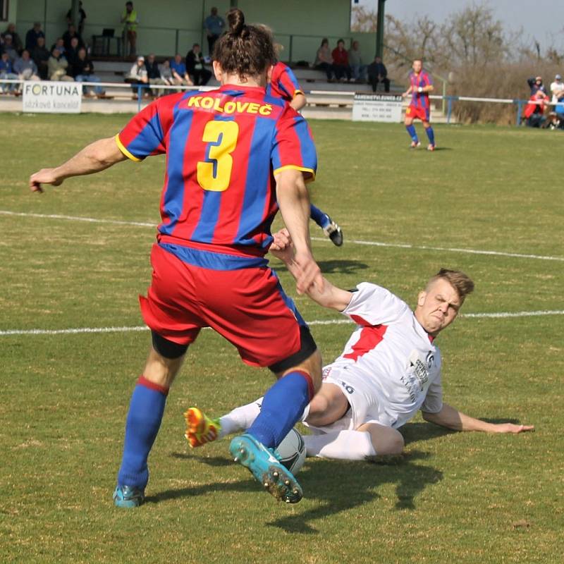 Šlágr 19. kola krajského přeboru mezi fotbalisty Slavoj Koloveč a SK Klatovy.