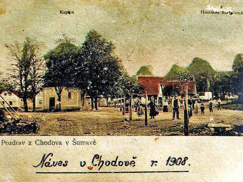 Takto vypadala chodovská náves v roce 1918, z něhož pochází i tento kolorovaný pohled. Foto: archiv OÚ Chodov