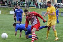 DERBY VYHRÁL TLUMAČOV. Fotbalisté Tlumačova se na soupeře z Postřekova dobře připravili a nikoli náhodou slavili výhru 2:0.