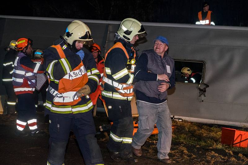 Záchranáři trénovali havárii autobusu u Dolního Metelska.