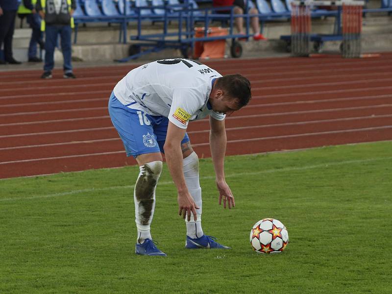 24. kolo FORTUNA ČFL, skupina A: TJ Jiskra Domažlice (bílí) - Benešov 2:0.