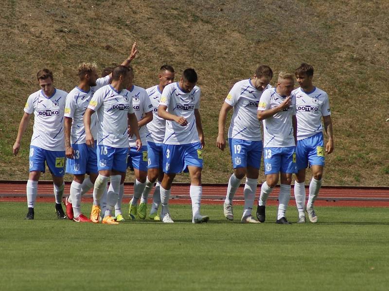 2. kolo FORTUNA ČFL: TJ Jiskra Domažlice (hráči v bílých dresech) - Povltavská Fotbalová akademie 4:1 (3:0).