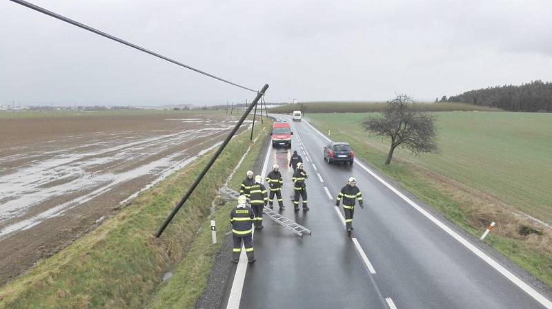 Horšovskotýnští hasiči v úterý odstraňovali popadané stromy hned na několika silnicích.