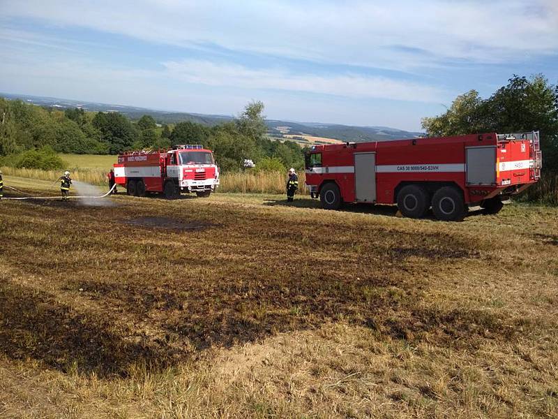 POŽÁR LOUKY u Šitboře hasiči hasili v úterý odpoledne.