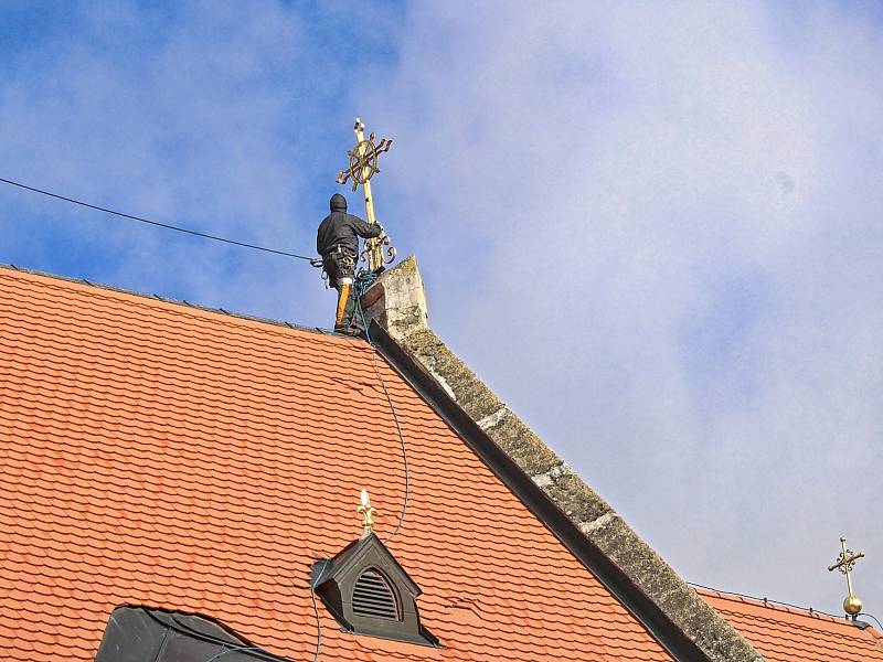 Horolezci na loučimském kostele. Z výšky jsou unikátní pohledy a záběry.