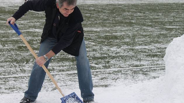 Příděl sněhu nepříznivě poznamenal sportovní dění na Domažlicku. Správci na domažlické Střelnici (na snímku Josef Janda) díky nadlidskému úsilí vše zvládli a hřiště v sobotu i v neděli stačili připravit. 