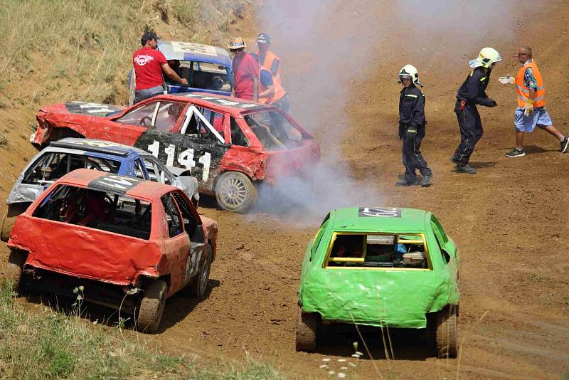 Jedinou trať v České republice, kde lze pořádat závody stock - car, najdete v Domažlicích. V neděli se tam opět závodilo. 