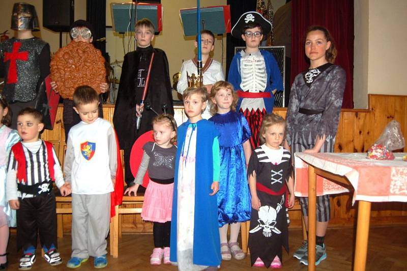 Dětský maškarní karneval v Draženově.